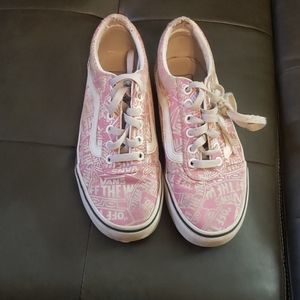 Girl Vans off the wall size 6